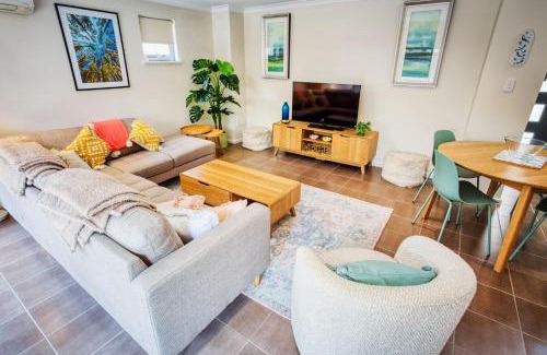 Broadwater House | Escape to 57 at Cape View Resort