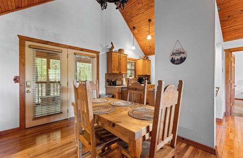Branson West Cabin | Escape to a charming 2 br cabin in Stonebridge!