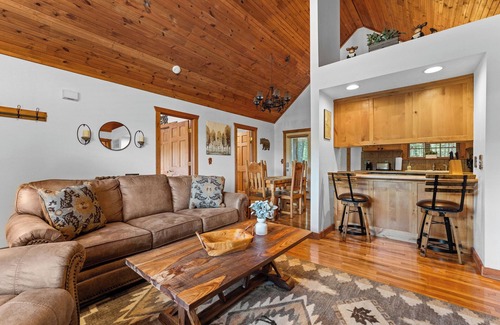 Branson West Cabin | Escape to a charming 2 br cabin in Stonebridge!