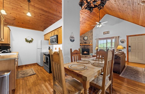Branson West Cabin | Escape to a charming 2 br cabin in Stonebridge!