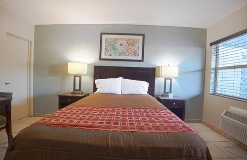 Le Barons Of Titusville Hotel | Escape To A Titusville Modern Room Near Chain Of Lakes Park