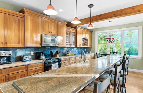 West Dover Ski Chalet | Escape to Mountainview Haven: Spacious Retreat with Hot Tub at Mount Snow