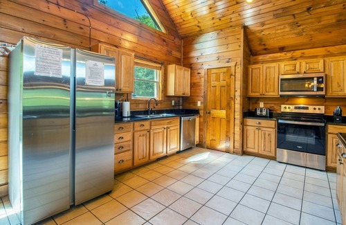 Stanley House | Escape to Page Valley Retreat! Hot Tub, Mountain Views, Fire Pit