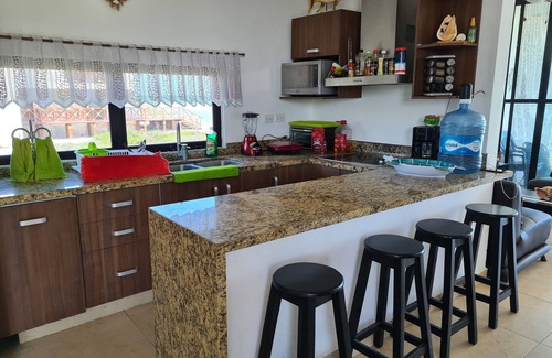 Ixil House | Escape to Paradise, Minimalist 4-BR Beachfront: 300 Mbps with amazing views
