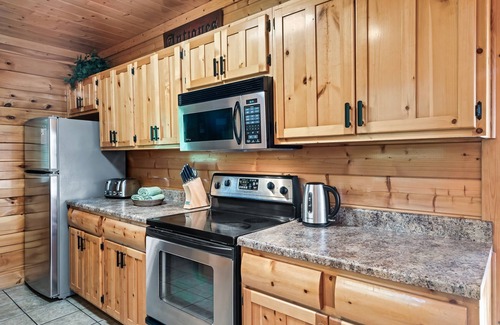 Gatlinburg - Pigeon Forge Cabin | Escape to Stunning Smoky Mountain Views ~ Be on the Parkway in Just 10 Minutes!