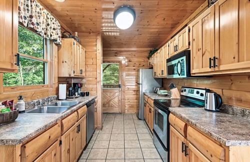 Gatlinburg - Pigeon Forge Cabin | Escape to Stunning Smoky Mountain Views ~ Be on the Parkway in Just 10 Minutes!