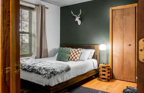 Chalet Village Ski Chalet | Escape to Sugar Chalet: The Rustic Modern Retreat