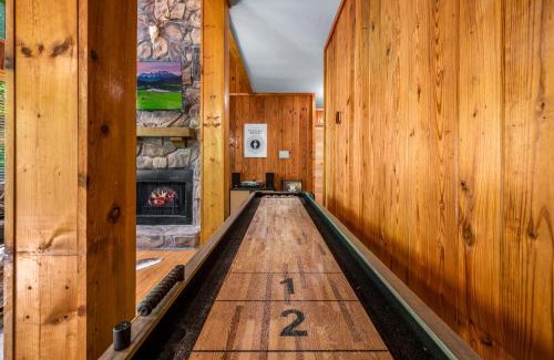Chalet Village Ski Chalet | Escape to Sugar Chalet: The Rustic Modern Retreat