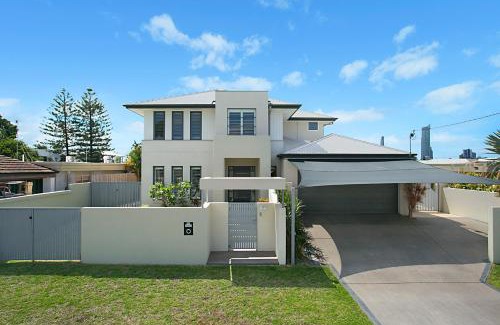 Broadbeach Waters House | Escape to the Coast
