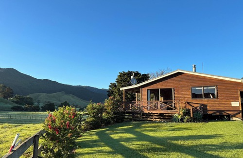 Colville House | Escape to the Countryside: Enjoy Free WiFi at Our Cozy Farm Stay Cottage!
