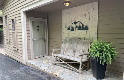 Boone House | Escape to the mountains, immerse in the beauty of the trees & peaks.