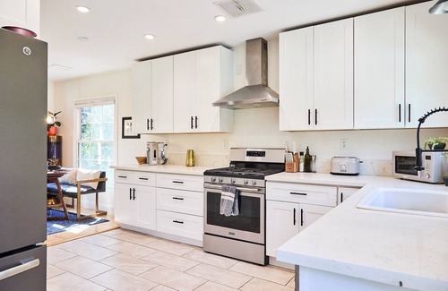 Encino House | Escape to The Oasis. Cozy LA bungalow Sleeps 6 with a private pool & garden