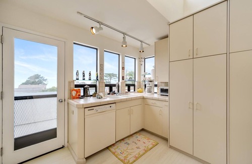 Park Hill House | Escape to this monthly, ocean-view rental on Park Hill!
