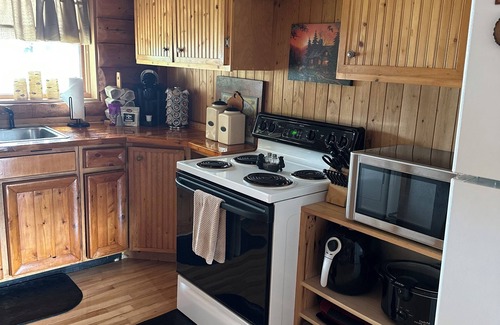 South Boardman Cabin | Escape to this relaxing lakeside retreat! 🛶 Enjoy a peaceful back porch, cozy fire pit 🔥, and stunning water views. Perfect for unwinding and making memories! 🌅