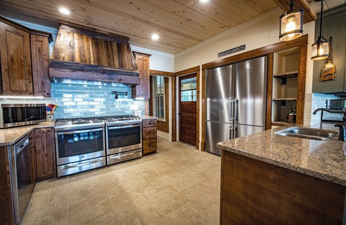 Stone Lake Cabin | Escape to Tranquility: A Charming 9-Bedroom Lodge on the lake shore of Sand Lake