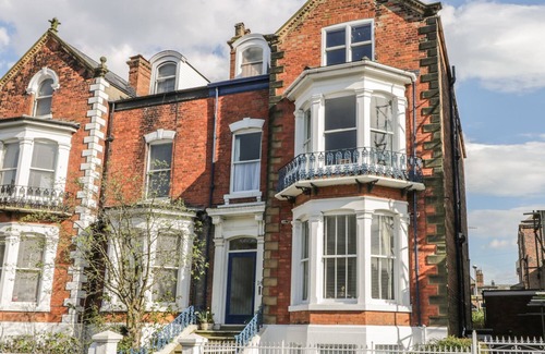 South Cliff Cottage | ESPLANADE GARDENS, APARTMENT 1, pet friendly in Scarborough