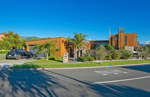 Stoke House | Estuary Grove, stunning architectural house