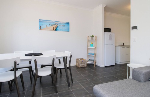 Falcon House | Estuary Waterfront - stunning views!