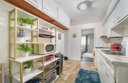 Euclid House | Euclid Eclipse! 3 bedroom 1 bath w/king bed, up to 7 guests