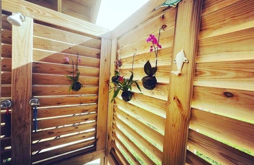 Crystal Beach Cottage | EV charger, stylish 1bdrm beach cottage sleeps 4, quiet walk to beach