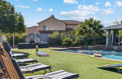 Covey House | Everett Street Retreat ~ Backyard Paradise Resort Style Setting 4BR Heated Pool