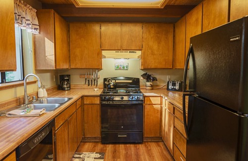 Dorrington Cabin | Evergreen Game Room Ski Bear Valley Kayaks/SUP Fast Wi-Fi EV