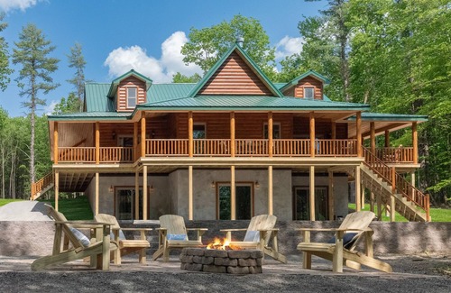 West Oneonta Cabin | Evergreen Lodge Lakefront 6 Br 3Ba Kayaks, Fishing, Hot Tub, Fire Pit, Hiking!