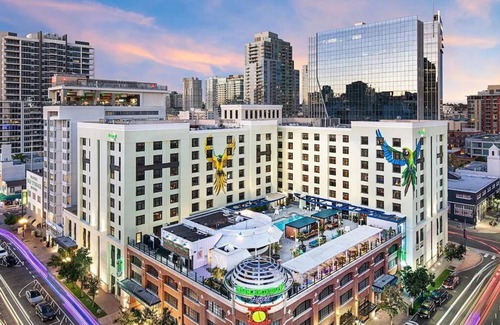 East Village Hotel | Everything You Need For The Perfect Vacation! Rooftop Pool, Pets Allowed!