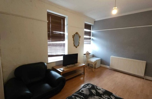 Edgware Apartment | Ex-Large Room at Edgware Station with Kitchen-Bath