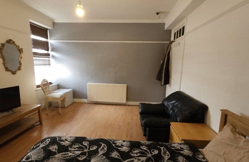 Edgware Apartment | Ex-Large Room at Edgware Station with Kitchen-Bath