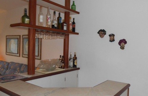 Vila Julia Apartment | EXCEL APTO 3 DORM, SALA BARZINHO, AIR COND, 1 VG, 80M BEACH - 10X CARD