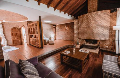 Mendoza House | Excelente ubicacion! Casa grande con parrilla