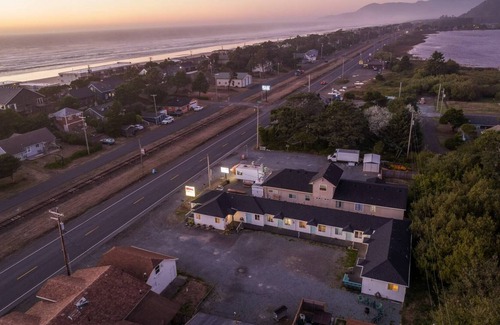 Rockaway Beach Condo | Excellent Location, *Pet Friendly*, 2 Blocks From Beach, Small Kitchen, WiFi, Fire-Pit, Unit #2