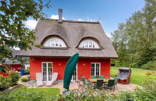 Glowe House | Excl. Thatched-roof house with feel-good character in idyllic location, 8 pers.