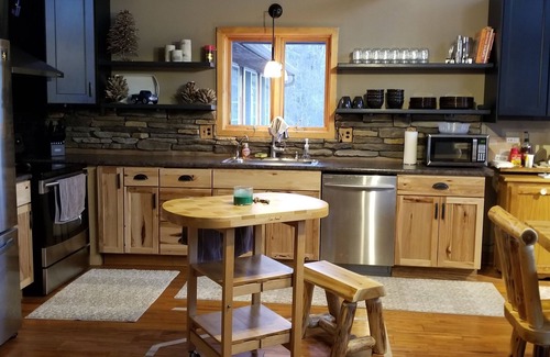 Dunbar House | Exclusive 4 Bedroom Home on 10 Acres, Hot Tub, Pond in Heart of Trail System