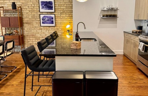 West Loop Apartment | Exclusive Fulton Market Retreat: 3BR Loft + Private Rooftop Lounge