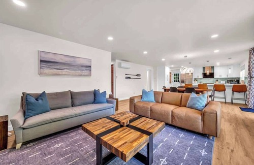 Three Lakes House | Exclusive Lakefront For 10 with Sauna, Kayaks, Peace