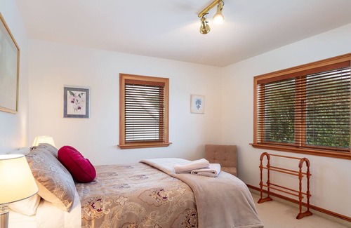 Waikanae Villa | Exclusive use of Luxury Villa on Kapiti Coast (Self Catering / Self Servicing)
