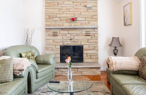 Waterloo House | EXECUTIVE HOME WITH POOL IN WATERLOO