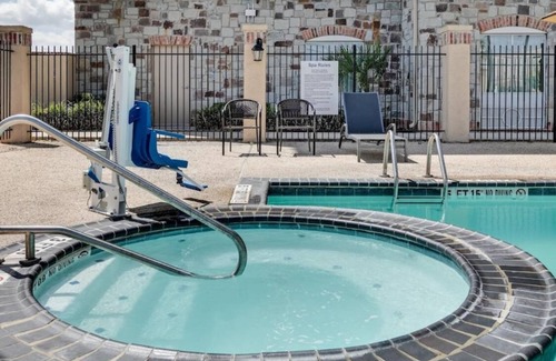 Southside Apartment | Executive hotel suite with fitness room, WiFi, Pool in lovely San Antonio