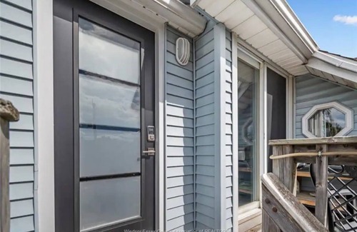 Tecumseh House | Executive One-Bedroom Upper Unit