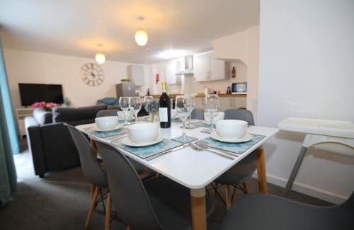 Exmouth Apartment | Exmouth - Apartment 2, Strand House - Modern 2 Bedroom Apartment, Perfect Location For Access To Beach & Town Centre - Sleeps 6 Guests - Hosted By RENTMYHOUSE