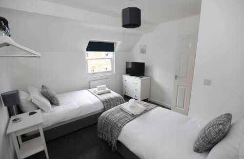 Exmouth Apartment | Exmouth - Apartment 2, Strand House - Modern 2 Bedroom Apartment, Perfect Location For Access To Beach & Town Centre - Sleeps 6 Guests - Hosted By RENTMYHOUSE