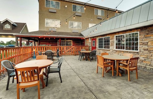 Columbia Hotel | Expanded King Executive w/Massage Chair & Living Area! Stoney Creek