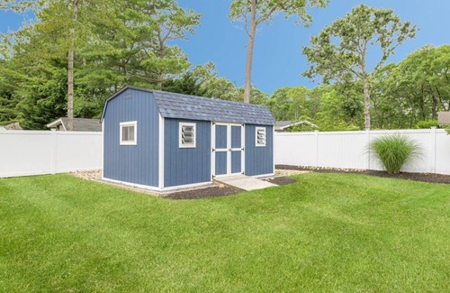 Hampton Bays House | Expanded ranch in Hampton Bays with beautiful backyard w heated pool, sleeps 12n