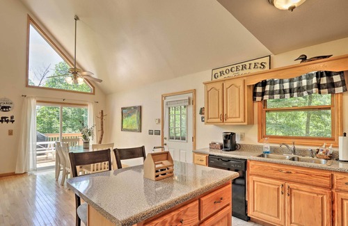 Murphy Cabin | Expansive Cabin with Sunroom near Lake Hiwassee!