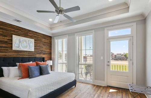 Faubourg Lafayette House | Expansive Modern Luxury Home - Streetcar Adjacent!