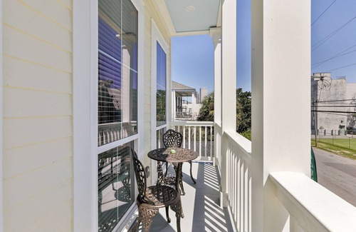 Faubourg Lafayette House | Expansive Modern Luxury Home - Streetcar Adjacent!