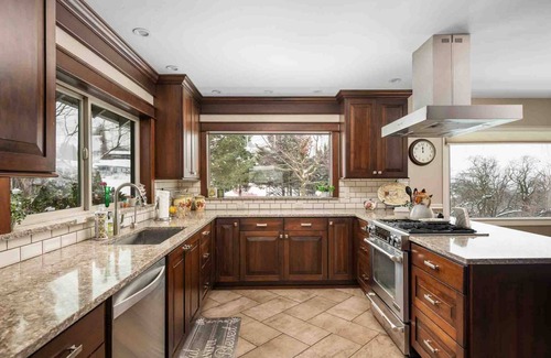 The Dalles House | Expansive Panoramic View of Columbia Gorge, Enormous Deck and Seating, BBQ, Billiards, Darts, Games