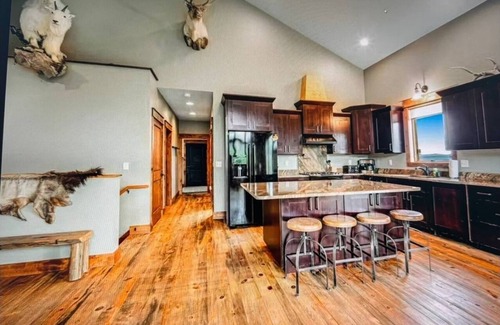 Bozeman House | Expansive views, wildlife, and privacy.